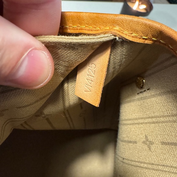 Authentic Louis Vuitton Neverfull GM - Picture 15 of 17
